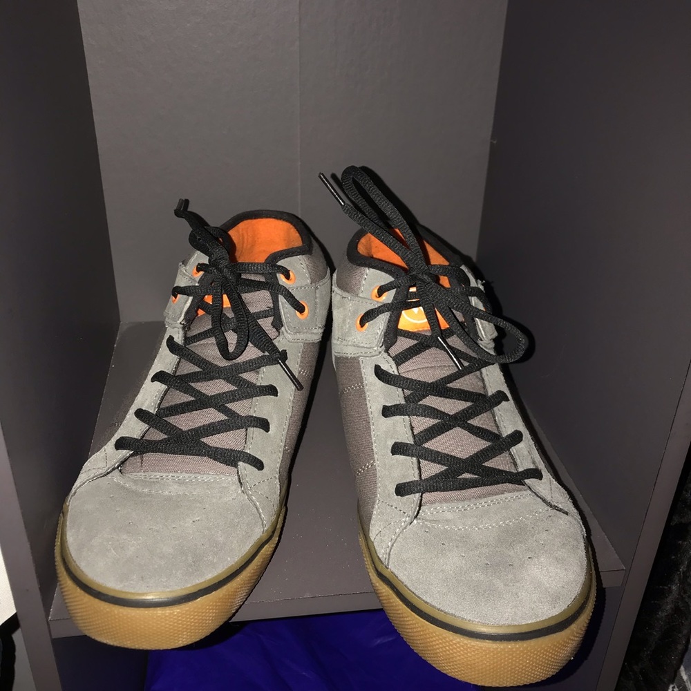 gray shaun white skate shoes